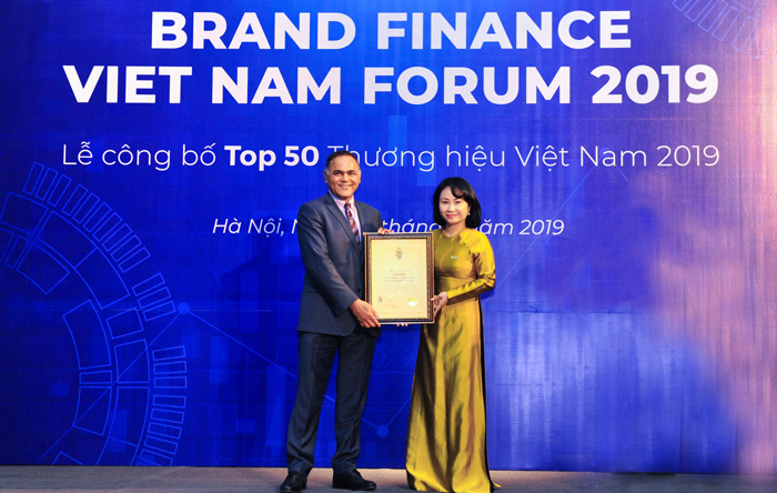Bà Trần Thu Huyền - Thành viên HĐQT kiêm Giám đốc Khối Nhân sự VietinBank nhận chứng nhận Top 50 Thương hiệu Việt Nam 2019 (Ảnh: Tiến Lâm)