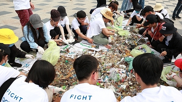 Nhân viên C.P. Việt Nam cùng với học sinh, sinh viên và người dân địa phương tham gia nhặt rác thải nhựa.