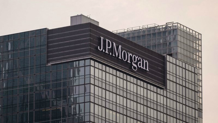 Theo Bloomberg, mức phạt xấp xỉ 1 tỷ USD vừa nêu là con số kỷ lục dành cho hành vi tạo ra giao dịch giả mạo nhằm mục đích đẩy giá hợp đồng giao dịch hàng hóa kỳ hạn và trái phiếu chính phủ Mỹ lên cao của J.P.Morgan, còn gọi là "spoofing".