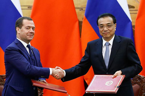 Nhiều văn bản hợp tác được ký kết giữa Thủ tướng Nga và Thủ tướng Trung Quốc. Ảnh: Chinadaily