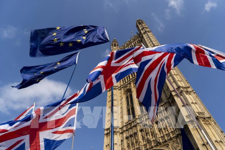  Cờ Anh (phía dưới) và cờ EU (phía trên) tại thủ đô London, Anh. Ảnh: AFP/ TTXVN 