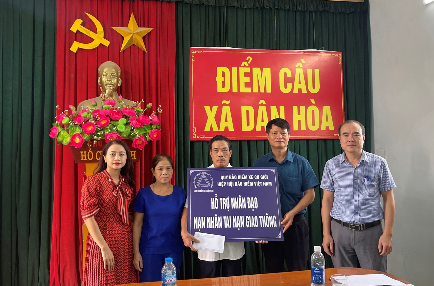 Quỹ Bảo hiểm xe cơ giới trao hỗ trợ nhân đạo cho gia đình nạn nhân Nguyễn Văn Huê.