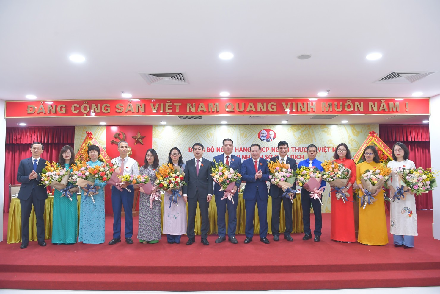 Ban chấp hành Đảng bộ Vietcombank Sở giao dịch, khóa IV nhiệm kỳ 2020-2025 ra mắt, nhận nhiệm vụ.