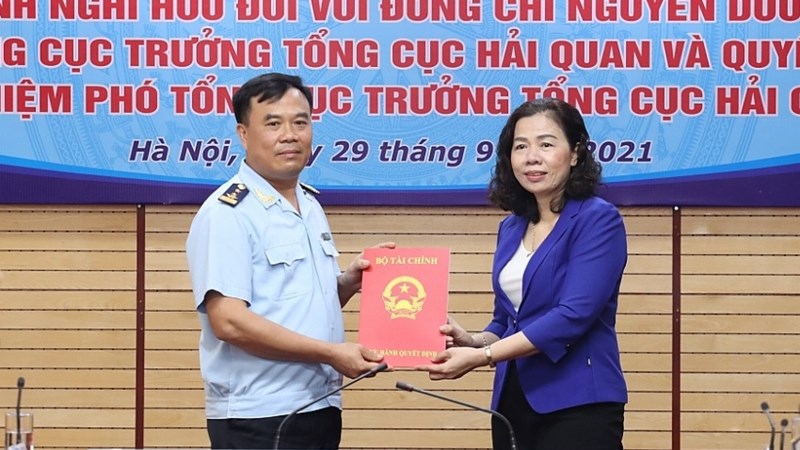 Thứ trưởng Vũ Thị Mai trao Quyết định bổ nhiệm &ocirc;ng Nguyễn Văn Thọ giữ chức Ph&oacute; Tổng cục trưởng Tổng cục Hải quan.