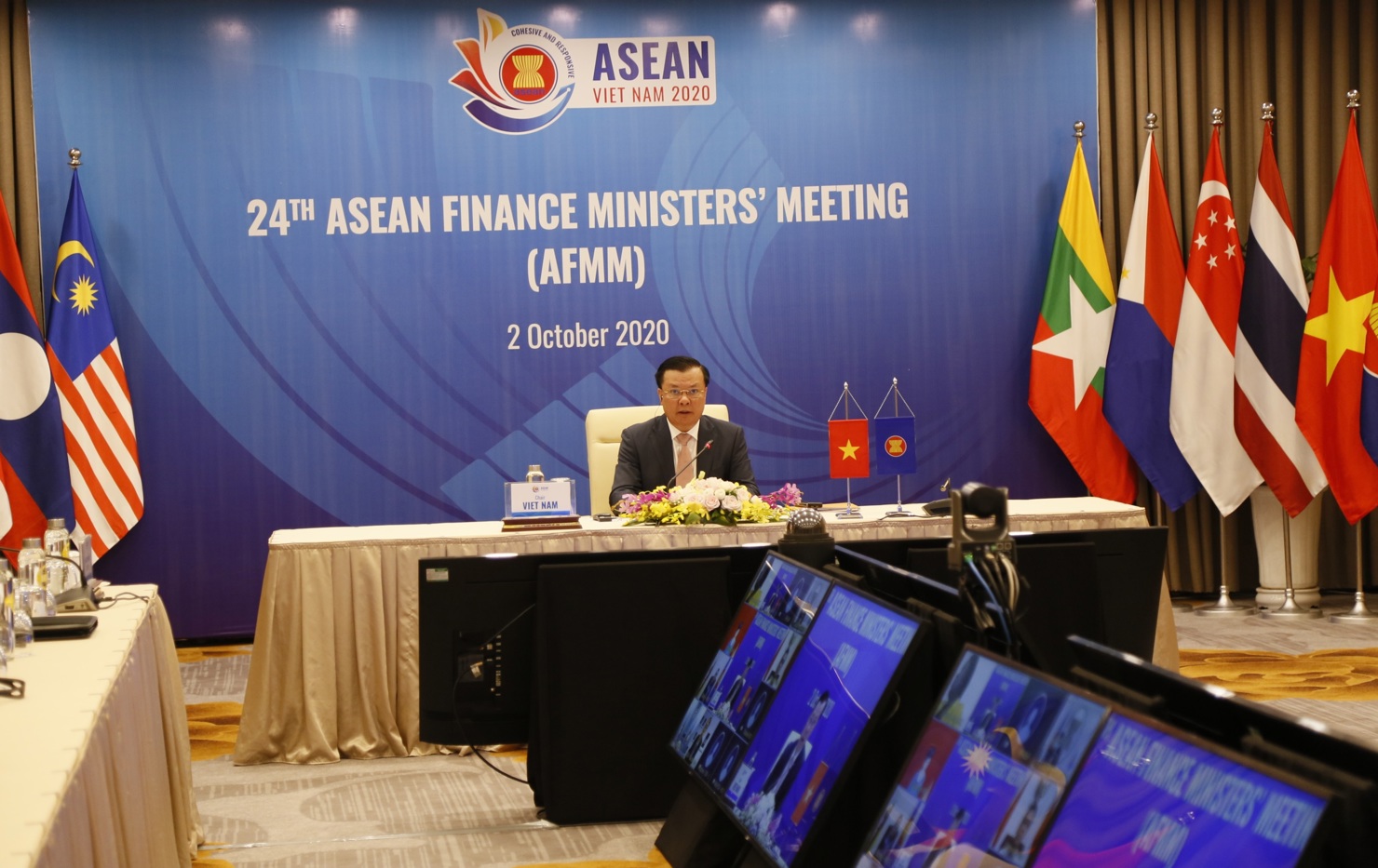 Bộ trưởng Tài chính Việt Nam Đinh Tiến Dũng chủ trì và điều hành Hội nghị.