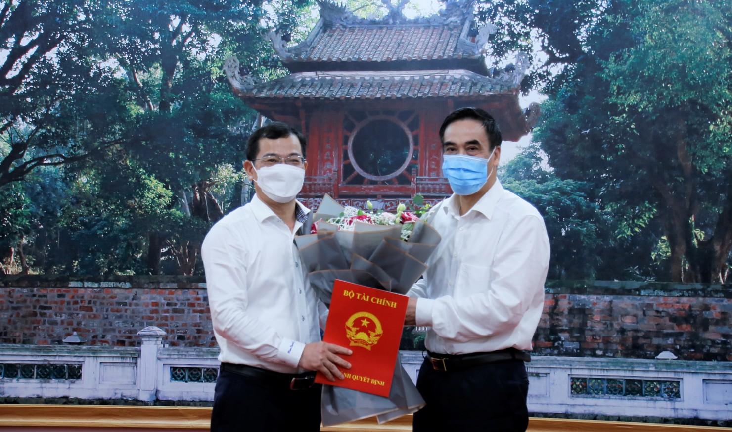 Thứ trưởng Trần Xuân Hà trao quyết định và hoa chúc mừng  tân Cục trưởng cũng như Cục Quản lý công sản.