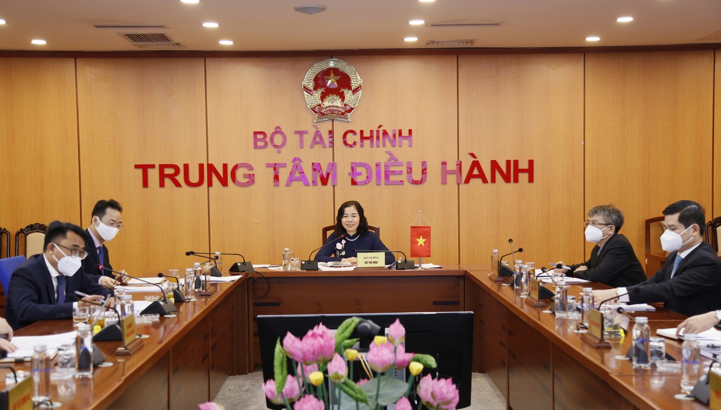 Thứ trưởng Bộ Tài chính Vũ Thị Mai chủ trì cuộc làm việc.