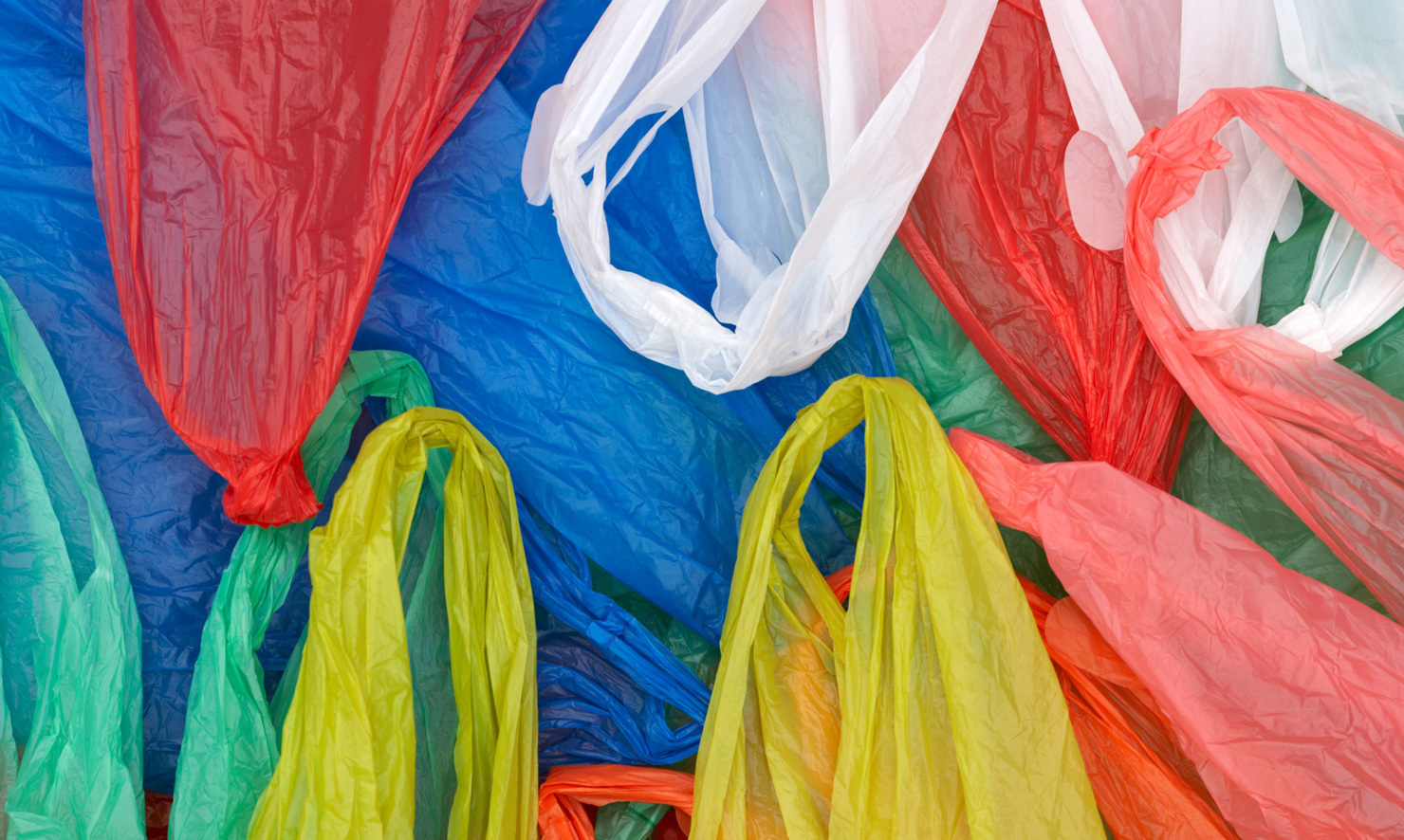 Cử tri tỉnh Bình Dương kiến nghị tăng thuế cao đối với các sản phẩm từ túi nhựa để hạn chế sử dụng, khắc phục tình trạng gây ô nhiễm môi trường như hiện nay. Nguồn: internet