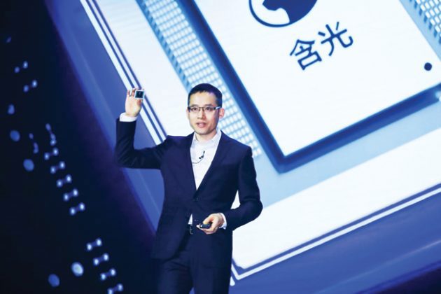 Giám đốc Công nghệ của Alibaba, Jeff Zhang, giới thiệu chip AI có tên Hanguang 800.