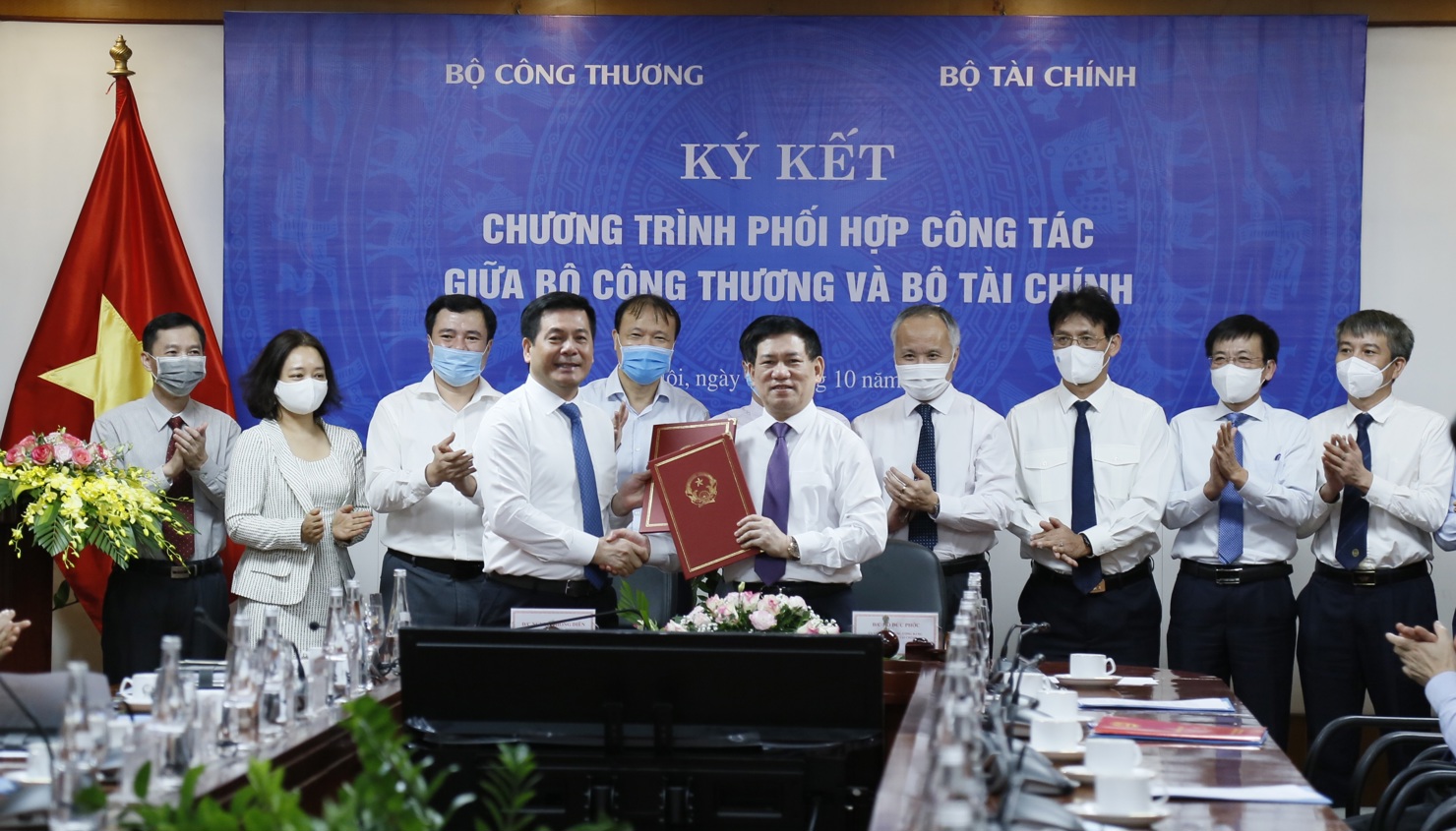Bộ trưởng Bộ Tài chính Hồ Đức Phớc và Bộ trưởng Bộ Công Thương Nguyễn Hồng Diên ký kết chương trình hợp tác giữa hai Bộ.