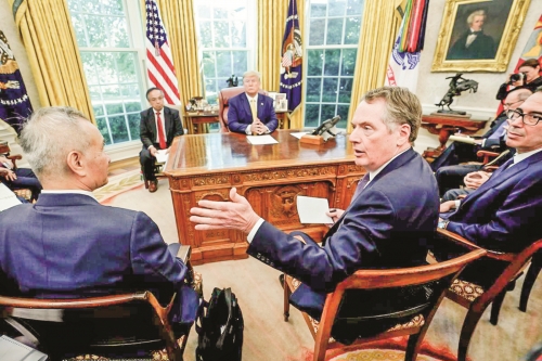 Tổng thống Mỹ Donald Trump và các nhà đàm phán hai nước tại Nhà Trắng hôm 11/10.