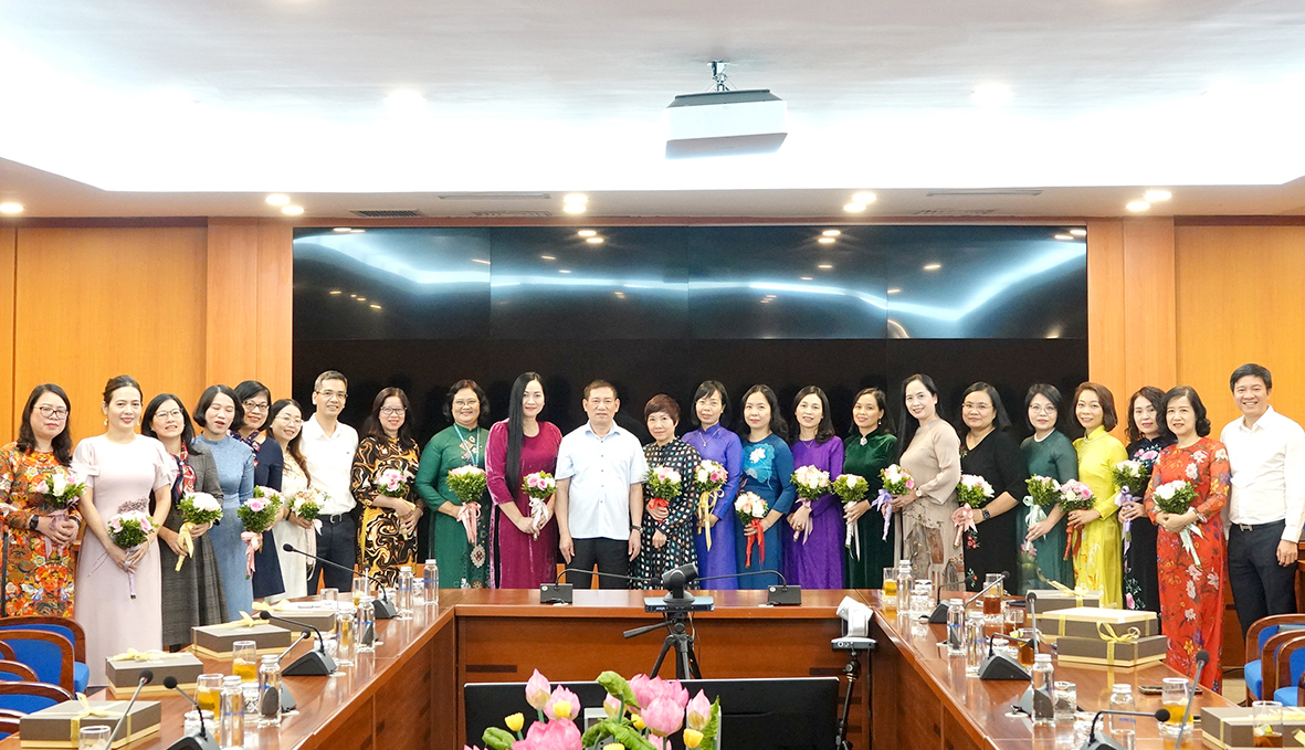  Lãnh đạo Bộ Tài chính chụp ảnh lưu niệm cùng các cán bộ nữ lãnh đạo.