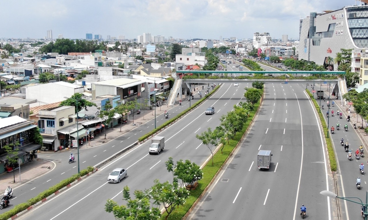 Đại lộ Phạm Văn Đồng có đầy đủ tiện ích, giúp khu Đông kết nối nhanh chóng với sân bay Tân Sơn Nhất và trung tâm TP. Hồ Chí Minh. Nguồn: internet