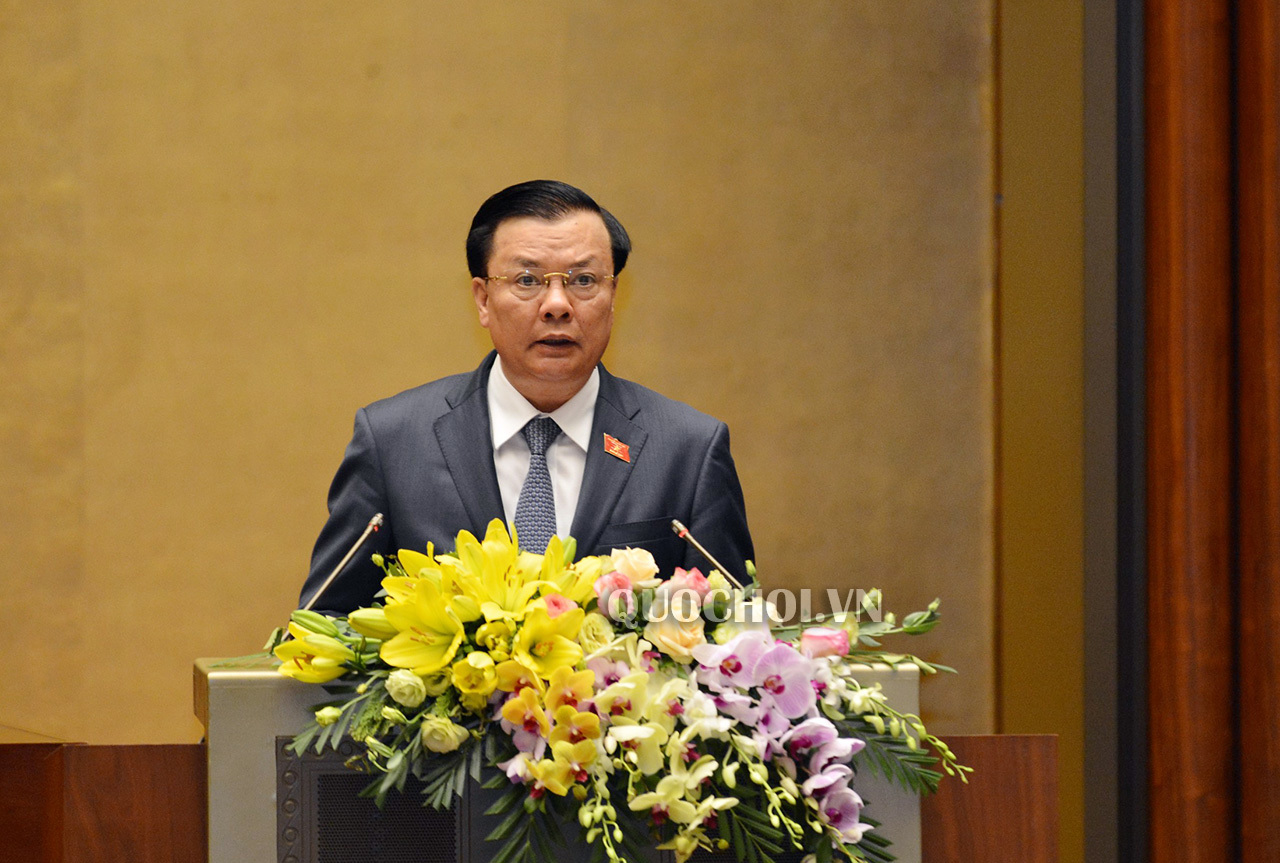 Bộ trưởng Bộ Tài chính Đinh Tiến Dũng trình bày dự thảo nghị quyết trước Quốc hội. Ảnh: quoihoi.vn