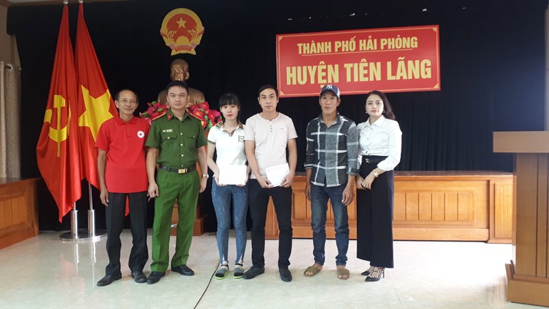 Đại diện Quỹ Bảo hiểm xe cơ giới trao hỗ trợ nhân đạo cho gia đình nạn nhân Nguyễn Văn Chiến và nạn nhân Lương Thị Lý.