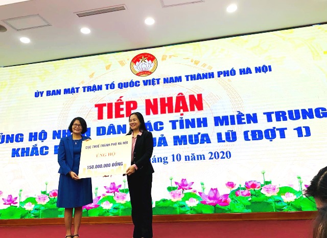 Phó Chủ tịch Ủy ban Mặt trận Tổ quốc TP. Hà Nội Nguyễn Thị Kim Dung tiếp nhận ủng hộ của Cục thuế TP. Hà Nội.
