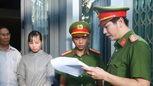 Cơ quan Cảnh sát điều tra đọc lệnh bắt tạm giam đối tượng Trần Thị Như Ý.