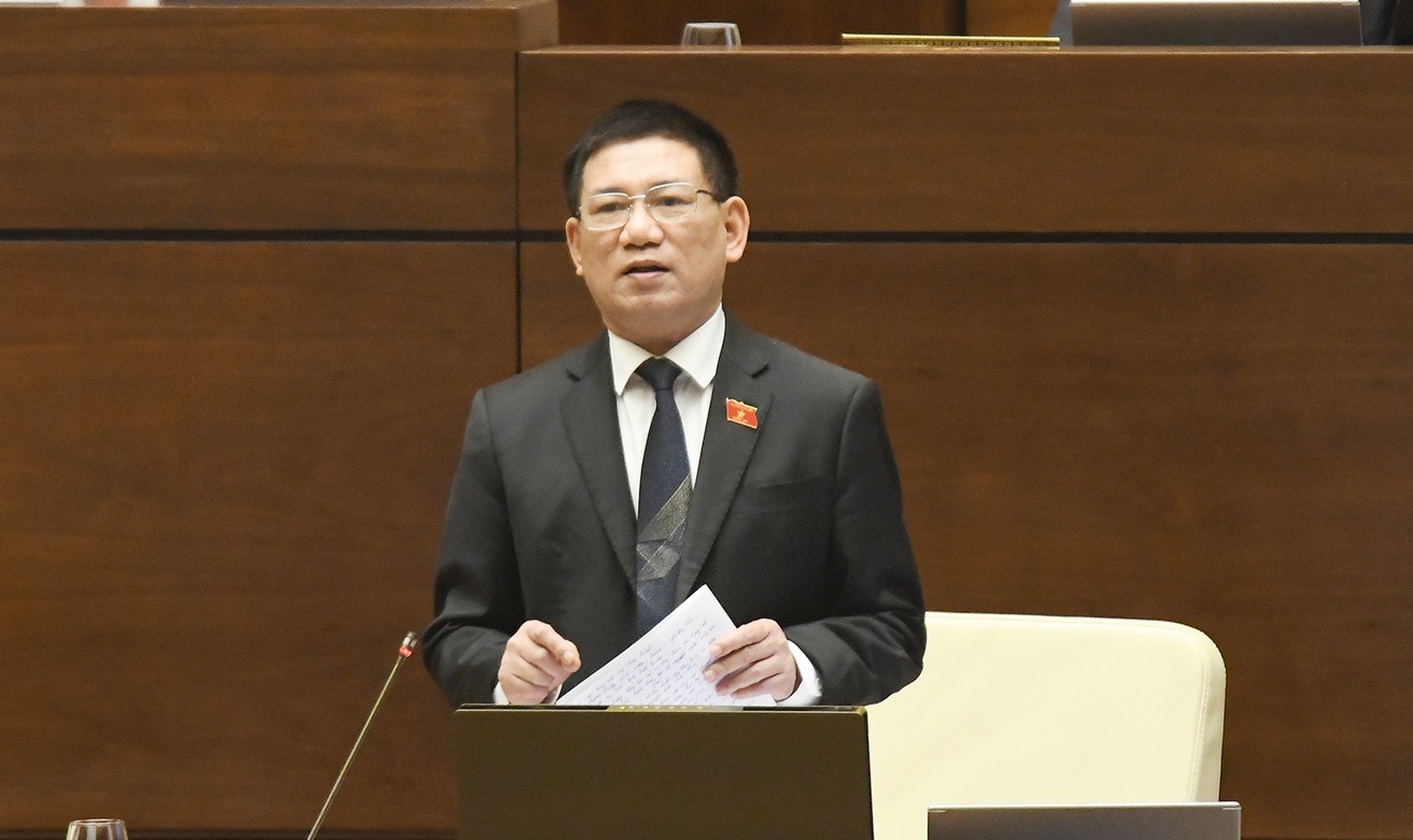 Bộ trưởng Bộ Tài chính Hồ Đức Phớc báo cáo giải trình trước Quốc hội. Ảnh: QH