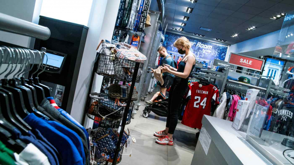 Người mua sắm tại một cửa hàng Macy’s ở New York. Ảnh: Reuters