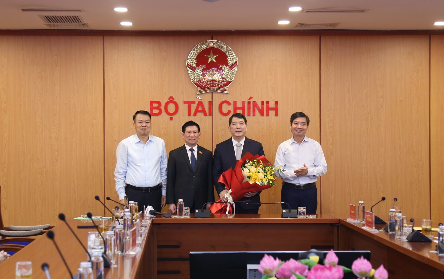 Các đồng chí Lãnh đạo Bộ tặng hoa chúc mừng tân Thứ trưởng Cao Anh Tuấn.