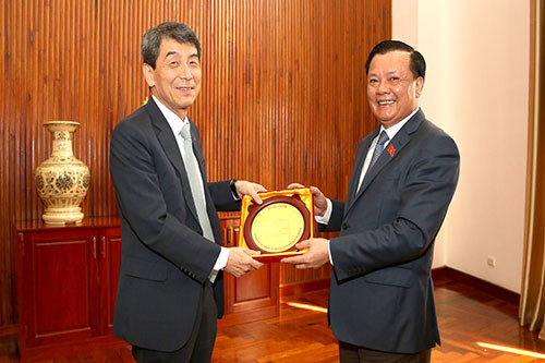 Bộ trưởng Đinh Tiến Dũng (bên phải) trao quà lưu niệm cho ông Lee Dong Gull - Chủ tịch kiêm Tổng Giám đốc KDB. Ảnh: Đức Minh