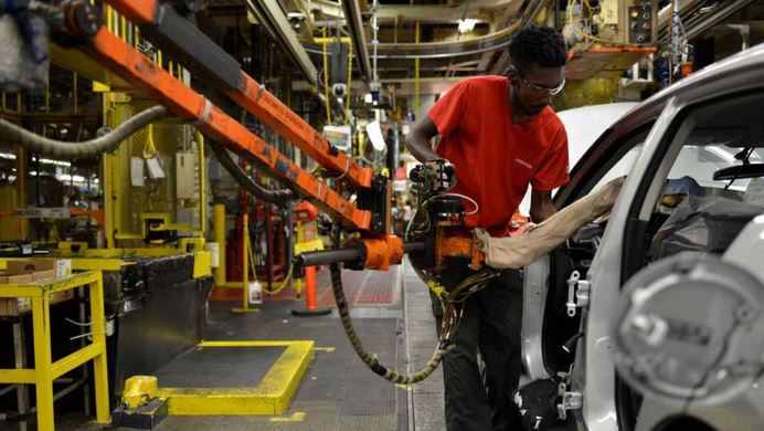  Sản xuất ở nhà máy của Nissan tại Smyrna, bang Tennessee, Mỹ. Ảnh: Reuters 