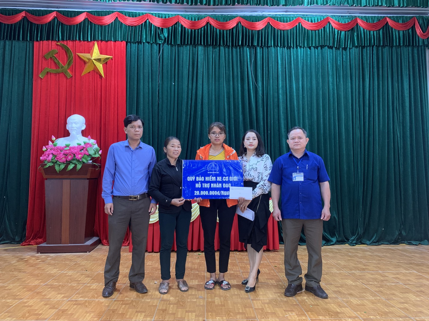 Đại diện Quỹ Bảo hiểm xe cơ giới trao hỗ trợ nhân đạo cho gia đình nạn nhân Nguyễn Duy Hằng.