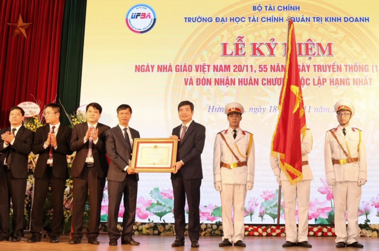 Thứ trưởng Bộ Tài chính Tạ Anh Tuấn trao Huân chương Độc lập hạng Nhất. 