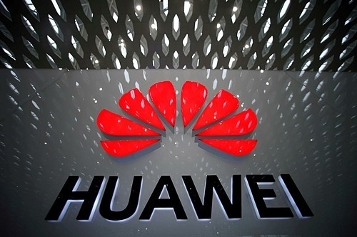 Logo hãng viễn thông Huawei (Trung Quốc) tại Sân bay Quốc tế Thâm Quyến. Ảnh: Reuters