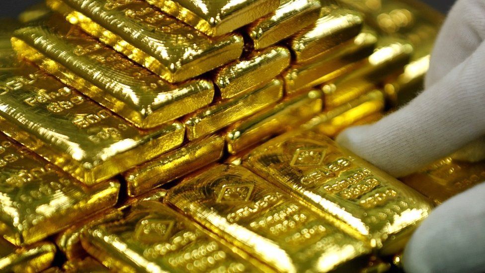 Giới phân tích và nhà đầu tư vẫn tự về khả năng vàng tiếp tục tăng giá trong thời gian tới.  Ảnh: BBC. 