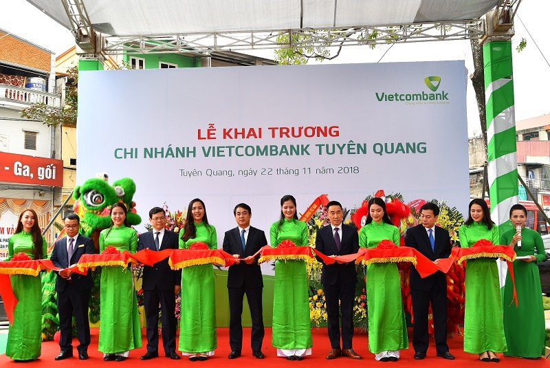 Các đại biểu cắt băng khai trương chi nhánh Vietcombank Tuyên Quang.
