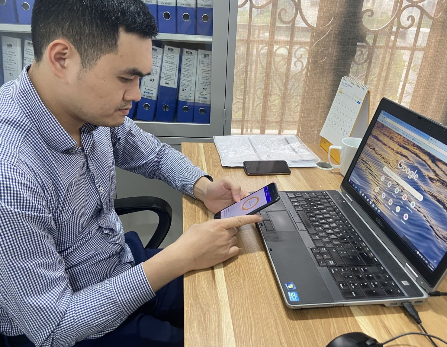 Anh Lê Huy Bình, nhân viên văn phòng - nhà đầu tư tại Lendbiz trải nghiệm App Lendbiz mới.