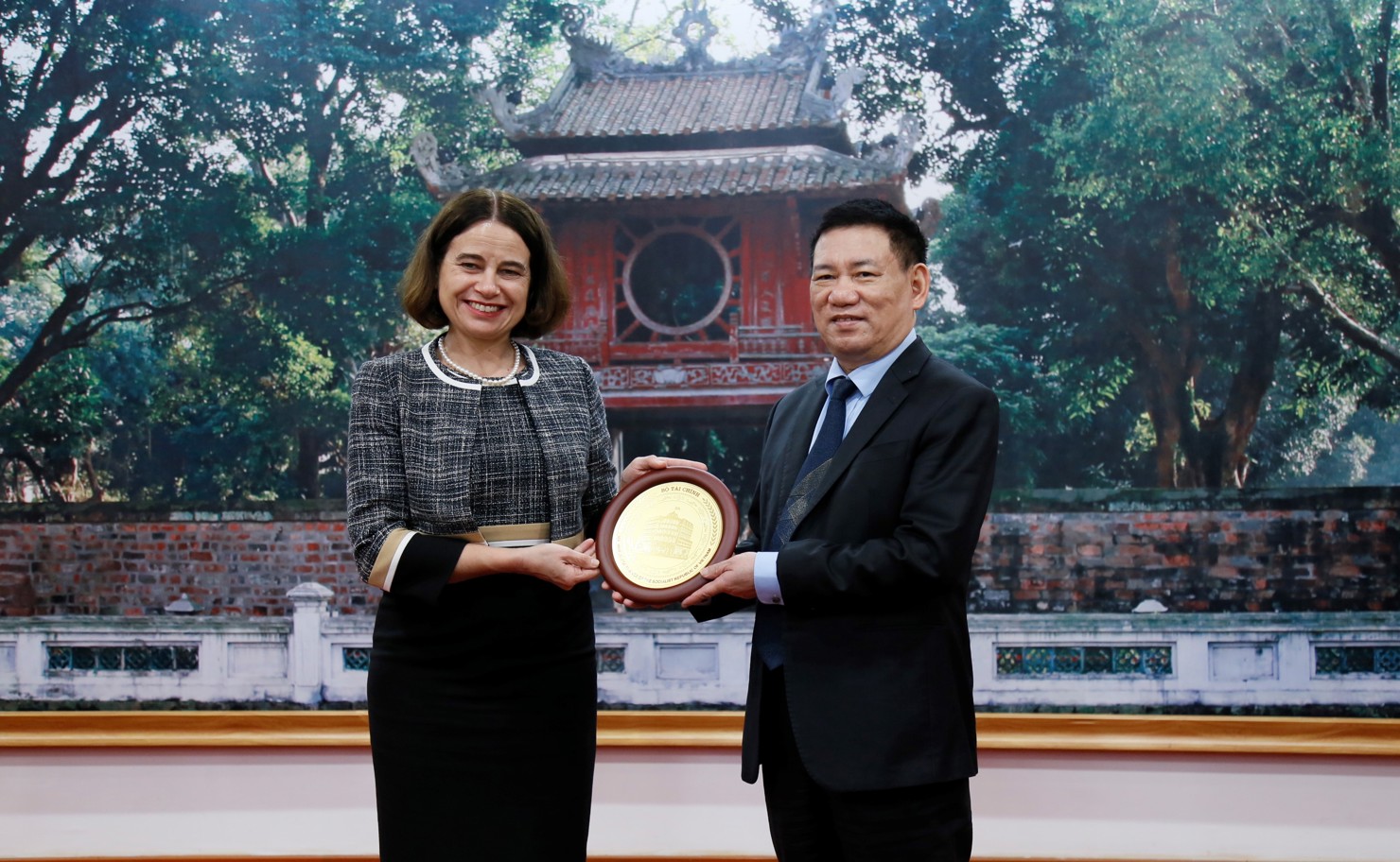 Bộ trưởng Bộ Tài chính Hồ Đức Phớc trao quà lưu niệm cho bà Robyn Mudie - Đại sứ Australia tại Việt Nam. 