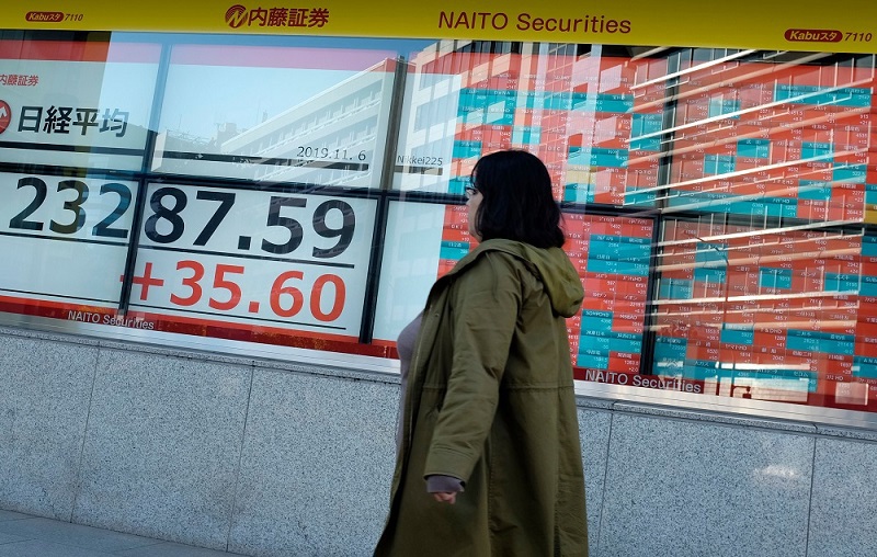 Các chỉ số lớn trên thị trường chứng khoán châu Á đồng loạt lên điểm trong phiên sáng nay 26/11. Ảnh: AFP