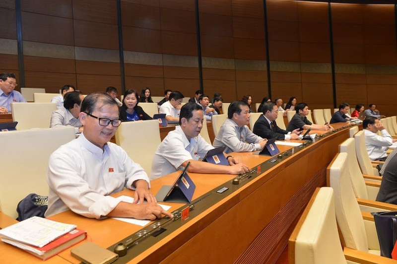 Đại biểu bấm nút thông qua các Dự án Luật tại kỳ họp thứ 8 Quốc hội khóa XIV. Nguồn: internet