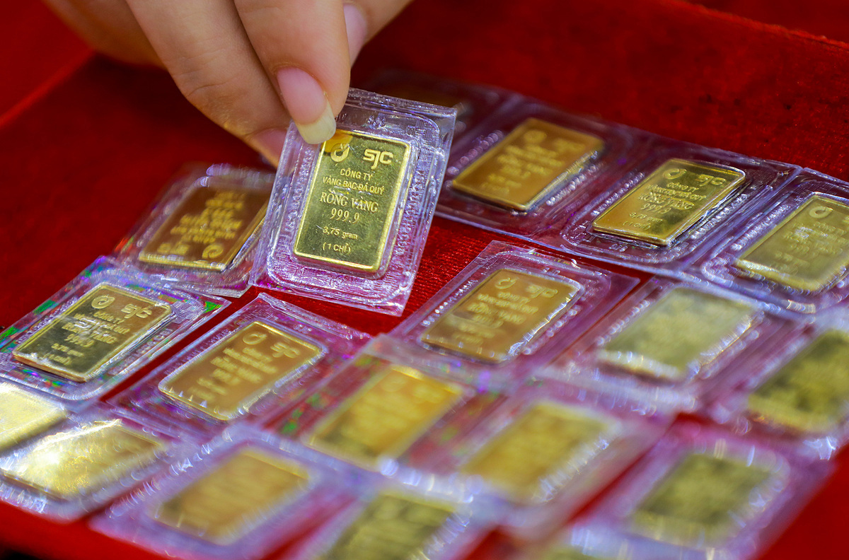 Chênh lệch giữa giá vàng trong nước với giá vàng thế giới hiện lên đến 4,2 triệu đồng/lượng - mức cao nhất trong nhiều tháng trở lại đây