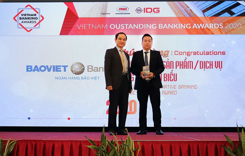 Ông Hồ Xuân Tùng – Giám đốc Chi nhánh TP. Hồ Chí Minh, kiêm Trưởng Văn phòng đại diện TP. Hồ Chí Minh đại diện BAOVIET Bank nhận giải.