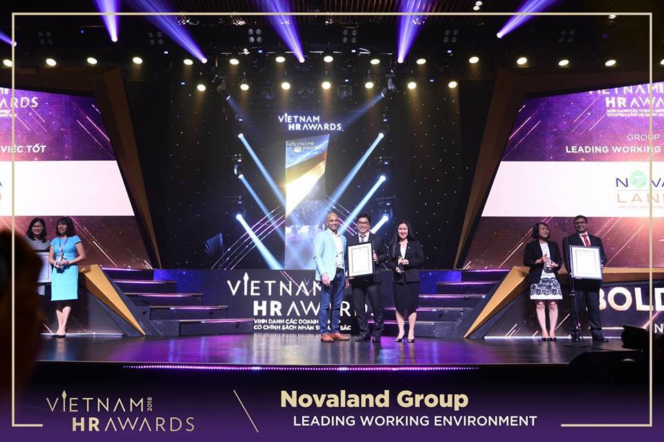 Đại diện Tập đoàn Novaland nhận giải Vietnam HR Awards 2018.