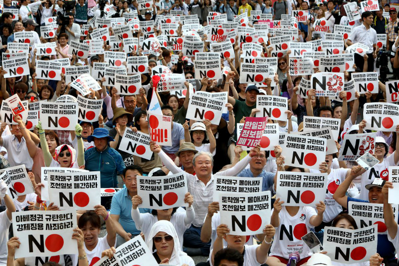 Làn sóng người biểu tình phản đối quyết định siết chặt xuất khẩu của Tokyo trước đại sứ quán Nhật Bản tại Seoul vào tháng 8/2019.