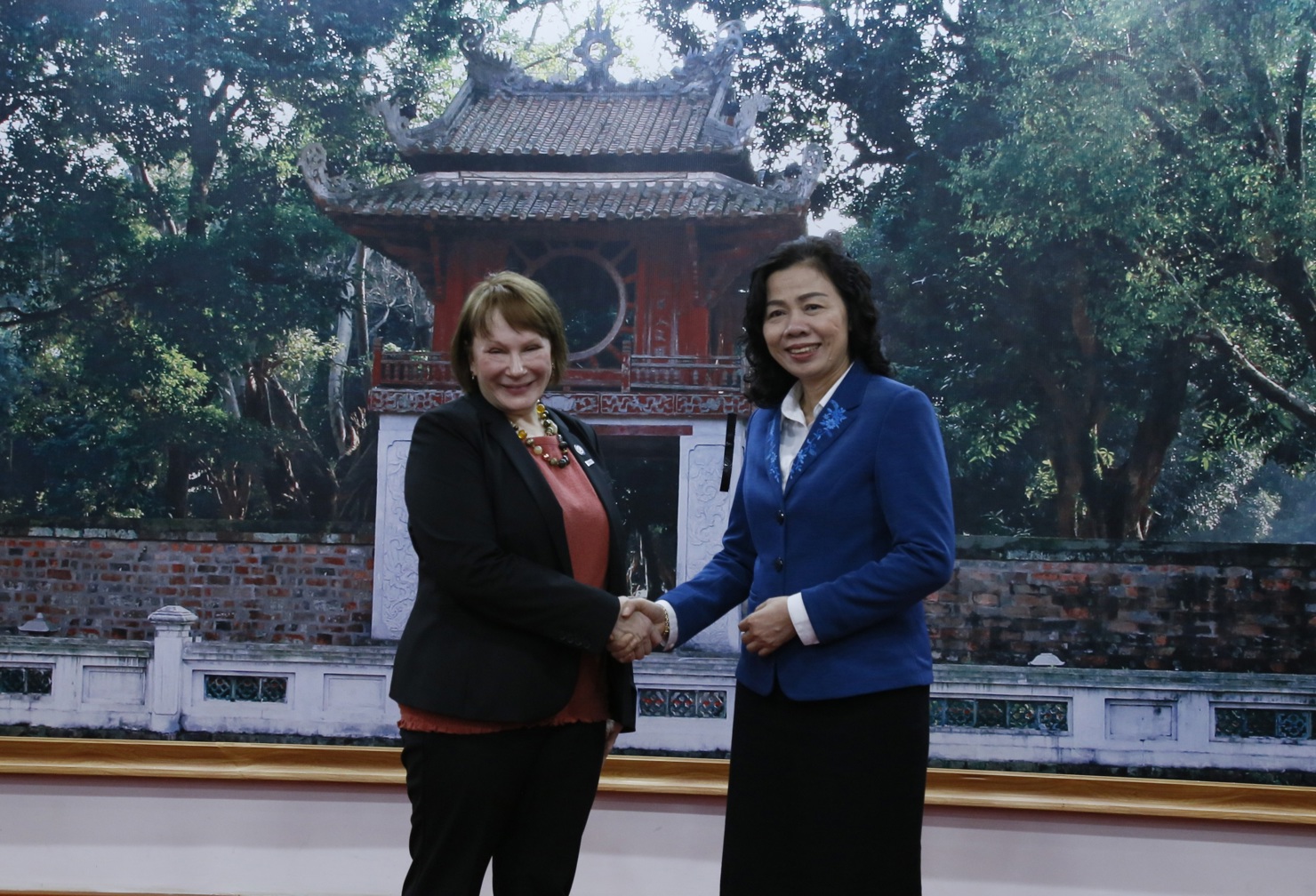 Thứ trưởng Bộ Tài chính Vũ Thị Mai và Giám đốc quốc gia USAID tại Việt Nam Ann Marie Yastishock.