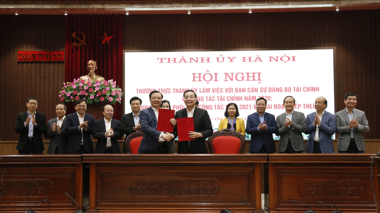 Bộ trưởng Bộ Tài chính Đinh Tiến Dũng và Chủ tịch UBND TP. Hà Nội Chu Ngọc Anh ký kết Biên bản ghi nhớ hợp tác giữa hai bên.
