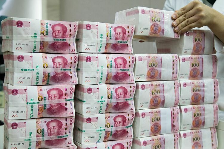 Các tệp tiền 100 nhân dân tệ trong một ngân hàng Trung Quốc. Ảnh: Bloomberg