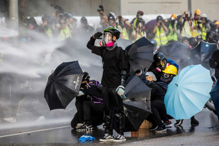 Cục trưởng Cục Tài chính Hồng Kông cũng cảnh báo, nếu tình trạng biểu tình bạo lực tiếp diễn, người dân sẽ chỉ càng gánh chịu thêm nhiều thiệt hại - Ảnh: Straitstimes
