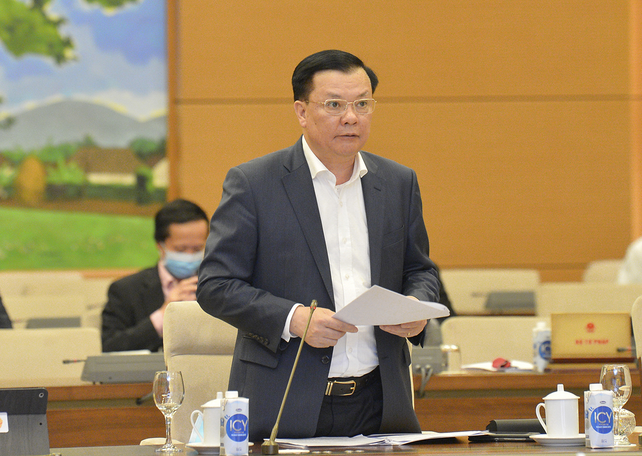 Bộ trưởng Bộ Tài chính Đinh Tiến Dũng phát biểu tại phiên họp. Nguồn: quochoi.vn