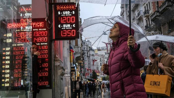  Một phòng đổi tiền ở Istanbul, Thổ Nhĩ Kỳ. Ảnh: Financial Times 