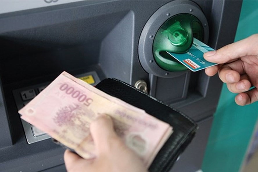 Ngân hàng tiếp tiền đầy đủ cho các máy ATM để phục vụ người lao động lấy tiền về quê ăn Tết. Nguồn: internet