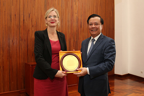 Bộ trưởng Đinh Tiến Dũng tặng quà lưu niệm cho bà Ann Mawe - Đại sứ Thụy Điển tại Việt Nam. Ảnh: Đức Minh