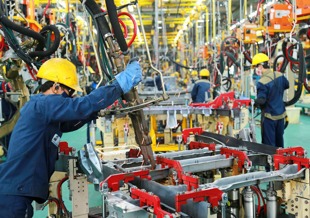 Động lực tăng trưởng chính của kinh tế Việt Nam là ngành công nghiệp chế biến, chế tạo và ngành dịch vụ. Ảnh: Lê Tiên