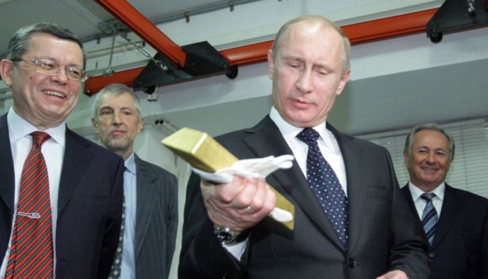 Tổng thống Nga Vladimir Putin và các quan chức trong một chuyến khảo sát dự trữ vàng quốc gia - Ảnh: Getty/Bloomberg. 