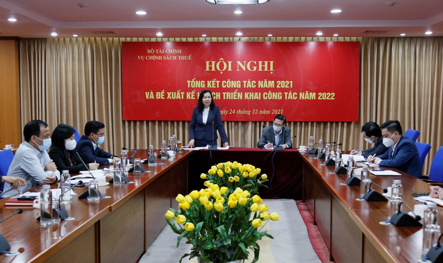 Thứ trưởng Bộ Tài chính Vũ Thị Mai chỉ đạo Hội nghị.